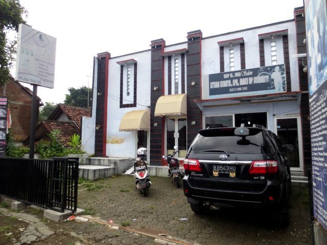 H. Juli Salon