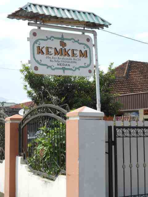 Kem-Kem Dukun Patah