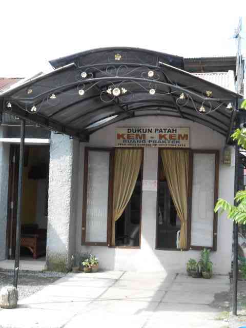 Kem-Kem Dukun Patah