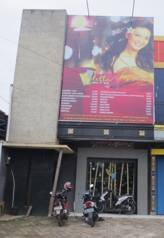 Della Salon & Spa