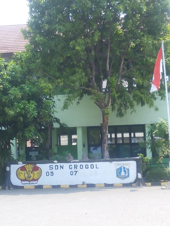 2564831