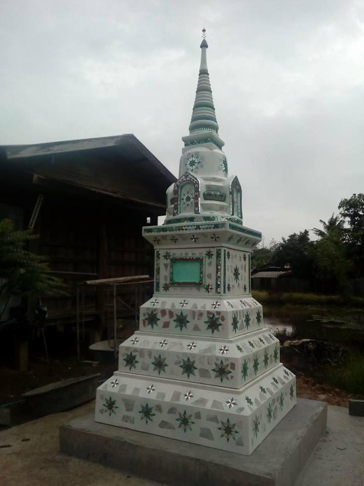เจดีย์ดอกแซมโม่งใหญ่ตู้สูง