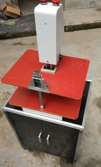 An accurate equipment to measure the height of complete garment so as to order to accurate dimension for the cartons.