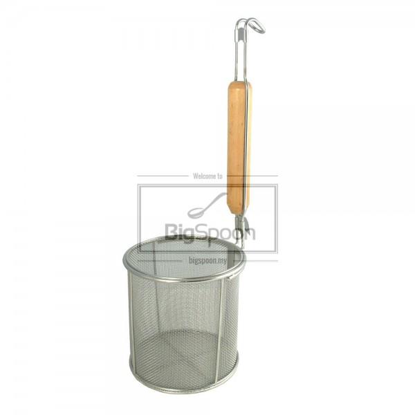 STRAINERS, SIEVES, SIFTERS & SKIMMERS