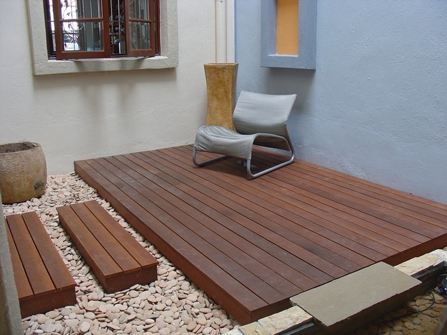 Chengal deck in landscaped courtyard