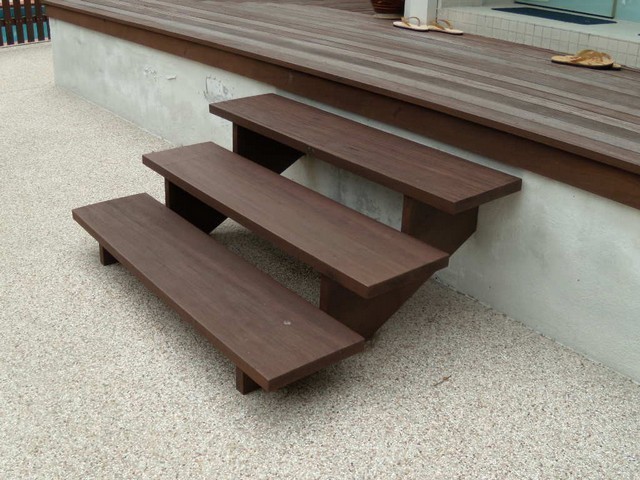 Deck steps with single-piece chengal treads