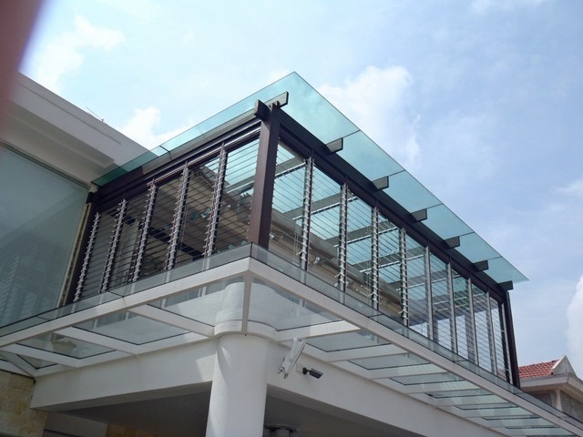 Glass top pergola as sunroom