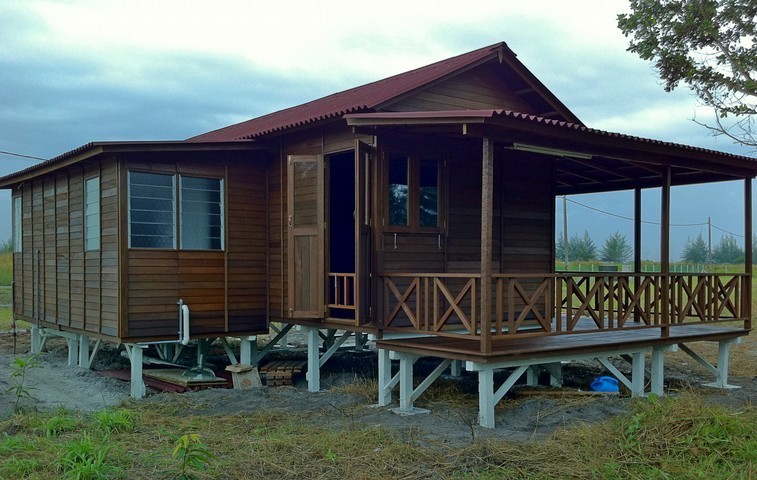 Planter cabin 9 ft x 25 ft with wrapped-around verandah
