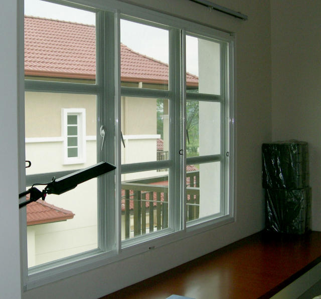 Sliding screens Bedroom 1