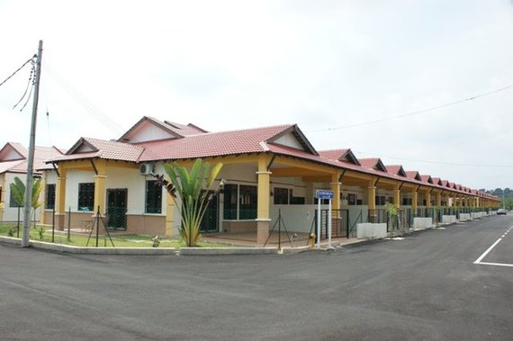130 unit rumah teres
