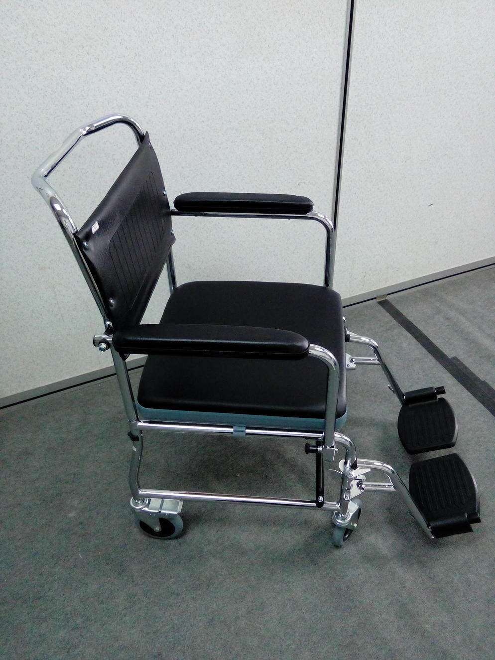 COMMODE WHEELCHAIR