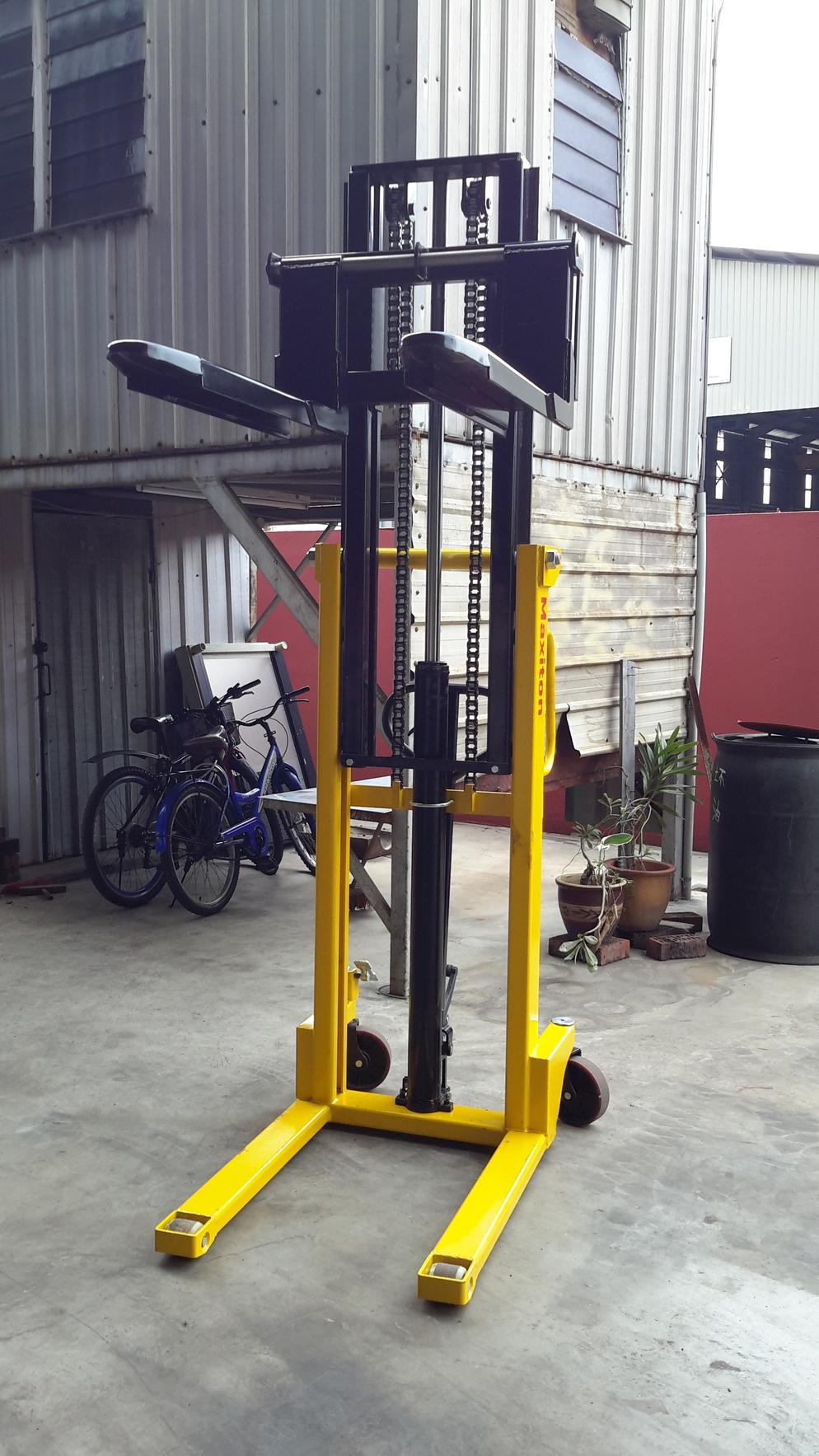 Double Mast Hand Stacker