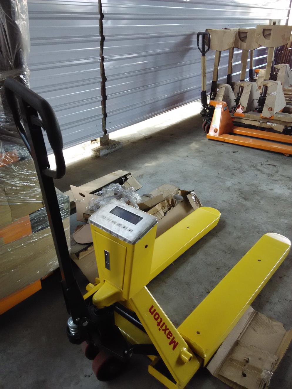 Pallet Truck c/w Scale