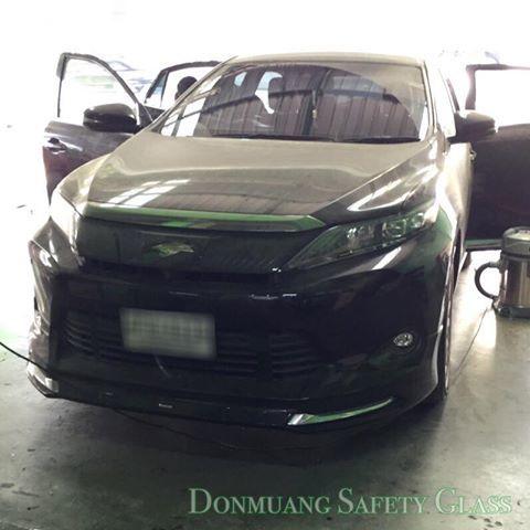 ผลงานการติดตั้งงานสั่งทำกระจกประตู Toyota Harrier 2016