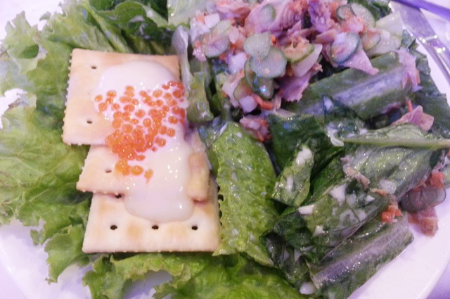 Salad cá ngừ trứng cá hồi bánh lạt